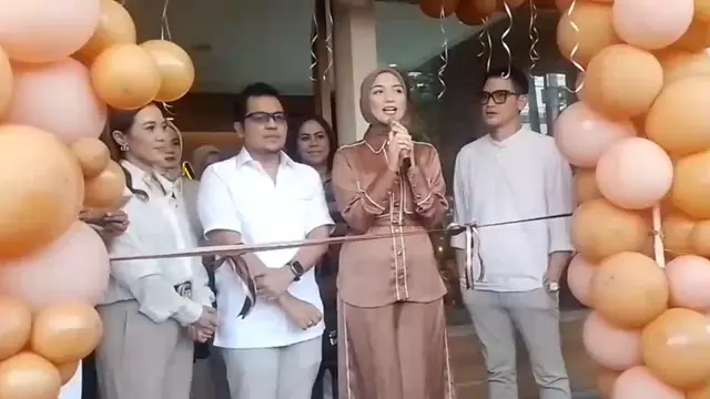 Citra Kirana meresmikan outlet terbaru CnA Skin Klinic di wilayah Bekasi.