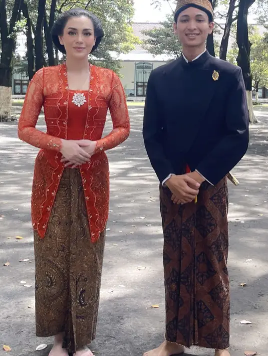 Celine Evangelista tampil anggun dalam acara Royal Banquet Keraton Solo yang digelar hari Sabtu (25/1/2025). Dirinya menghadiri acara kerajaan ini bersama kedua anaknya, ia mengenakan kebaya lilac yang memukau, melengkapi suasana tradisional nan megah khas Keraton Solo. [Foto: instagram/ Celine Evangelista]