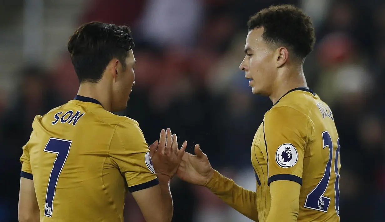Gelandang Tottenham, Dele Alli, berasama Son Heung-Min merayakan gol yang dicetaknya ke gawang Southampton. Berselang dua menit dari gol Son, Alli berhasil memperbesar keunggulan Spurs menjadi 4-1. (Reuters/Matthew Childs)