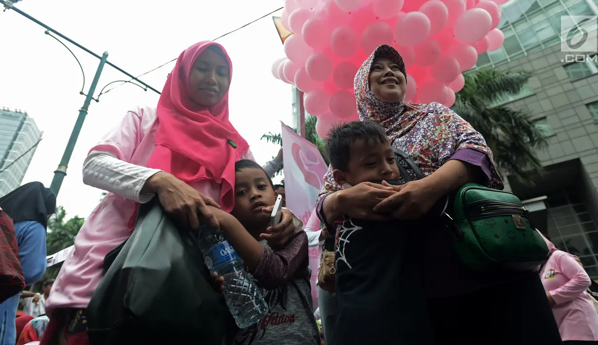 Anak-anak memeluk ibunya saat acara "Peluk Ibu Satu Indonesia"  selama Car Free Day di Bundaran HI, Jakarta, Minggu (23/12). Acara itu dalam rangka memperingati hari ibu dan mengajak masyarakat untuk selalu menghormati ibu. (Merdeka.com/Iqbal S. Nugroho)