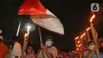Sejumlah warga saat melakukan pawai obor di Kawasan Rempoa, Tangerang Selatan, Rabu (19/08/2020). Pawai obor tersebut dilakukan dalam rangka menyambut peringatan tahun baru Islam 1 Muharram 1442 H. (Liputan6.com/Herman Zakharia)