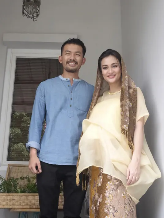 Tidak lama lagi Rio Dewanto akan menjadi ayah. Istrinya, Atiqah Hasiholand menurut perkiraan dokter akan melahirkan pada minggu ini. Lantas seperti apa perasaan Rio yang akan menyambut anak pertamanya? (Instagram/atiqahhasiholan)