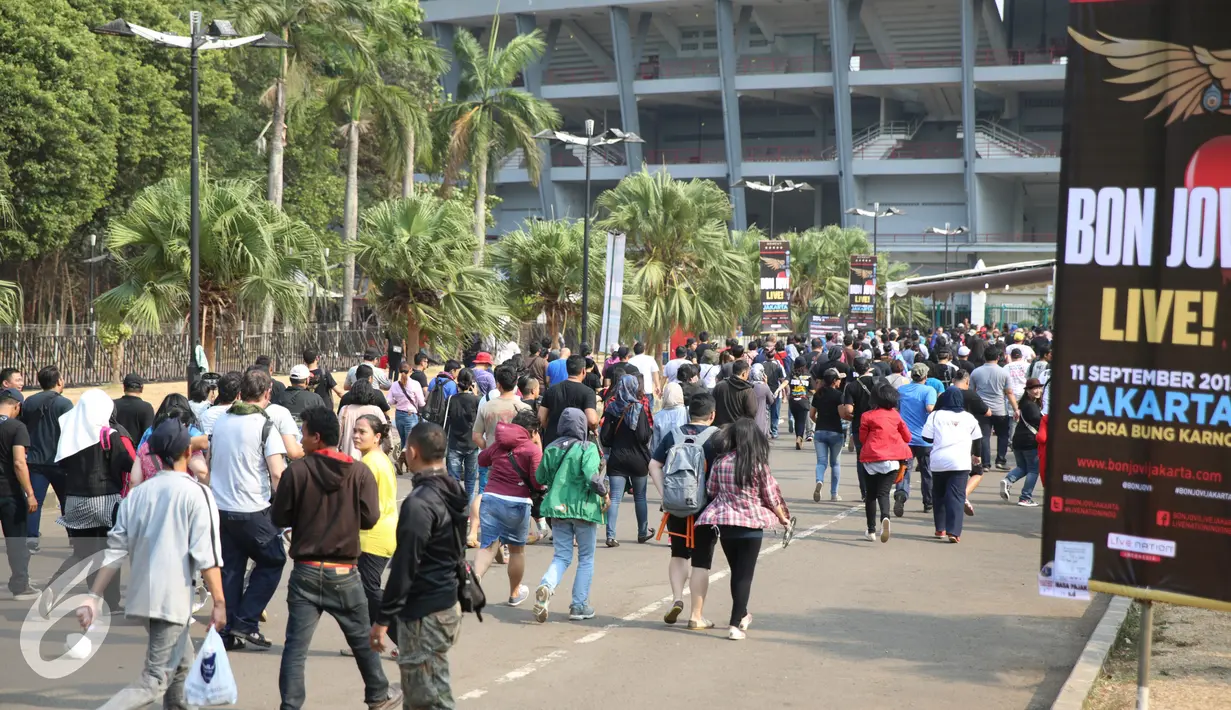 Ribuan penggemar Bon Jovi berbondong-bondong memasuki area Stadion Utama Gelora Bung Karno (SUGBK), untuk menyaksikan konser Bon Jovi, Jakarta, Jumat (11/9/2015). (Liputan6.com/Faizal Fanani)