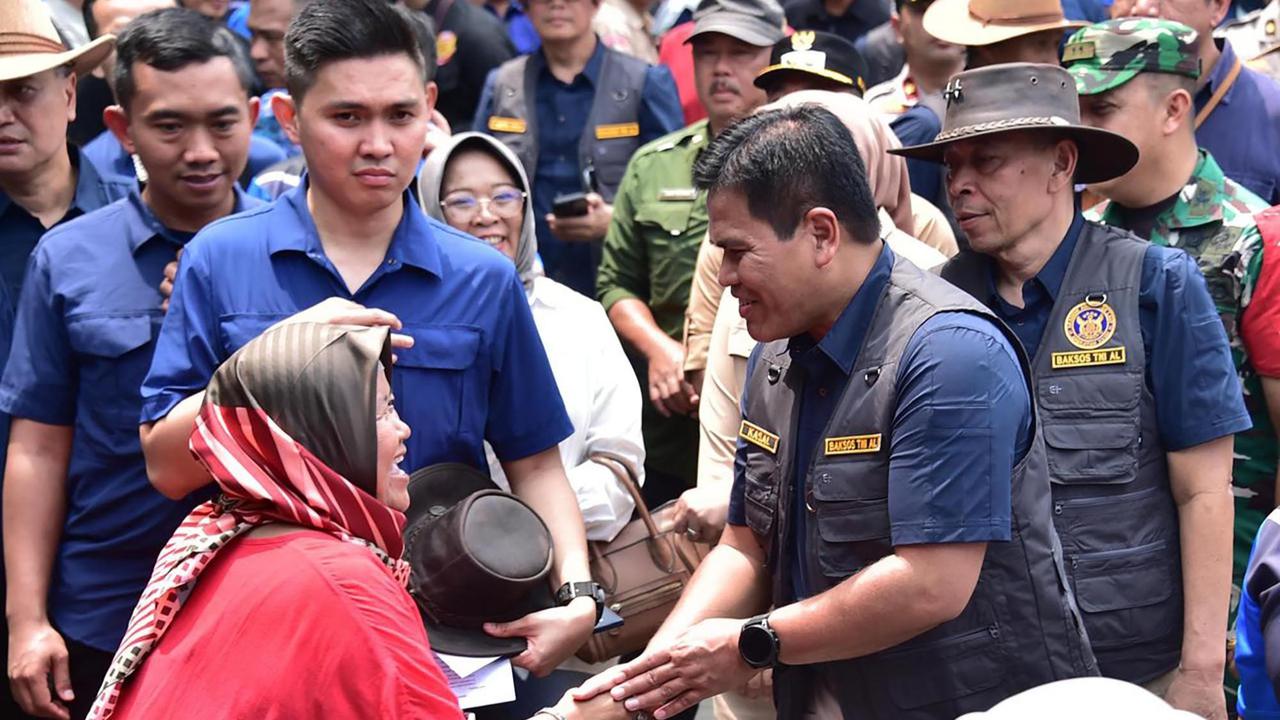 FOTO: Kasal dan Alumni AAL ’93 Gelar Bakti Sosial di Sukabumi
