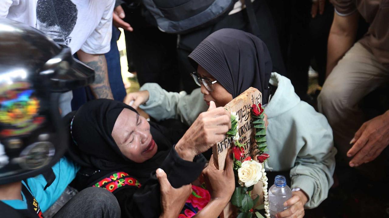 FOTO: Ribuan Ojol Antar Kepergian Affan ke Peristirahatan Terakhir