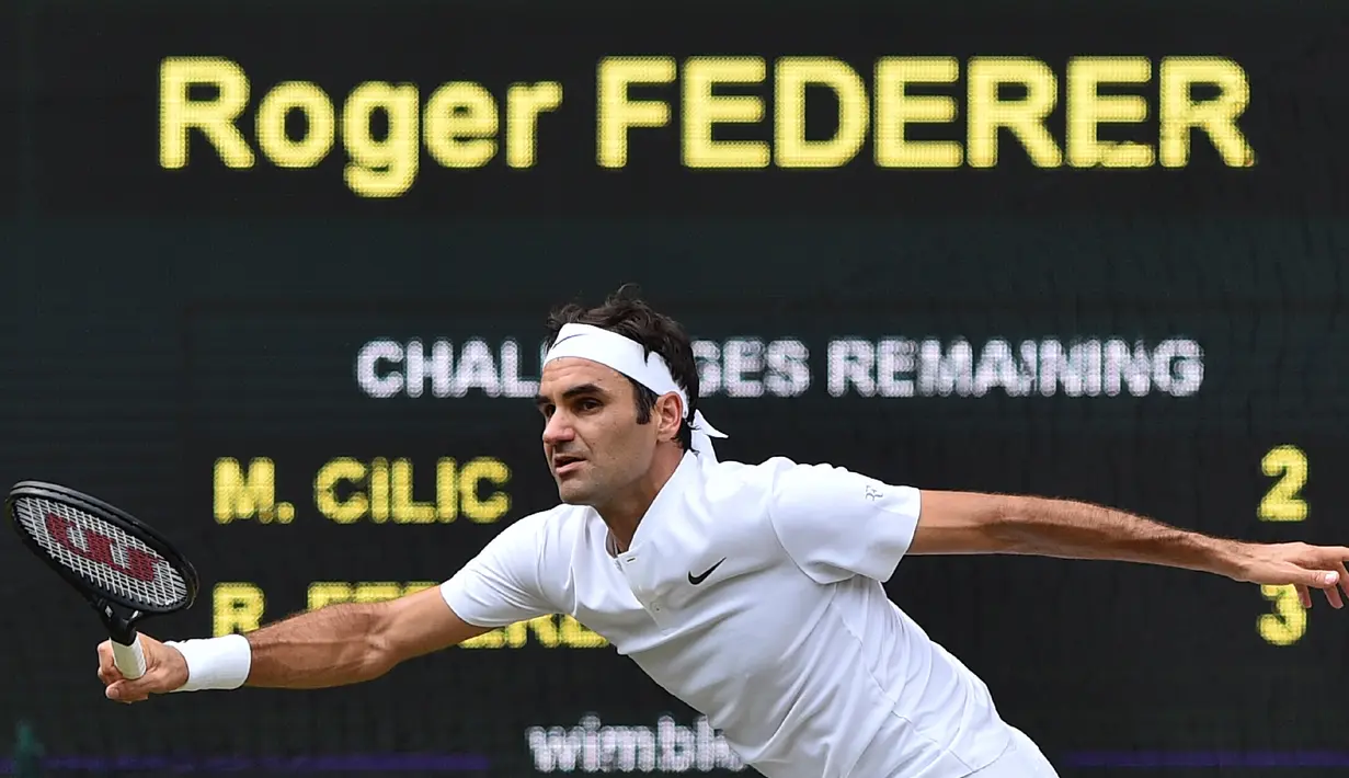 Petenis Swiss, Roger Federer saat bertanding melawan Marin Cilic dari Kroasia pada pertandingan final tunggal putra Kejuaraan Wimbledon 2017 di The All England Lawn Tennis Club, Wimbledon, London. (16/07). (AFP Photo / Glyn Kirk)