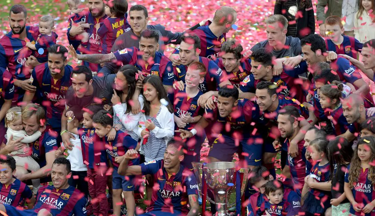 Seluruh penggawa Barcelona melakukan pose selebrasi bersama trofi La Liga di Camp Nou (AFP PHOTO / JOSEP LAGO)