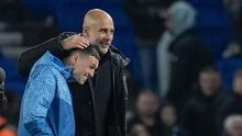 Pemain Manchester City, Phil Foden, merayakan kemenangan bersama Pep Guardiola setelah menaklukkan Brighton & Hove Albion  dalam duel tunda pekan ke-29 Liga Inggris 2024, Jumat (26/4/2024). (AP Photo/Kin Cheung)