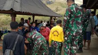 Tim gabungan mengevakuasi pendaki, porter, dan guide di Gunung Rinjani usai gempa Lombok. (Istimewa)