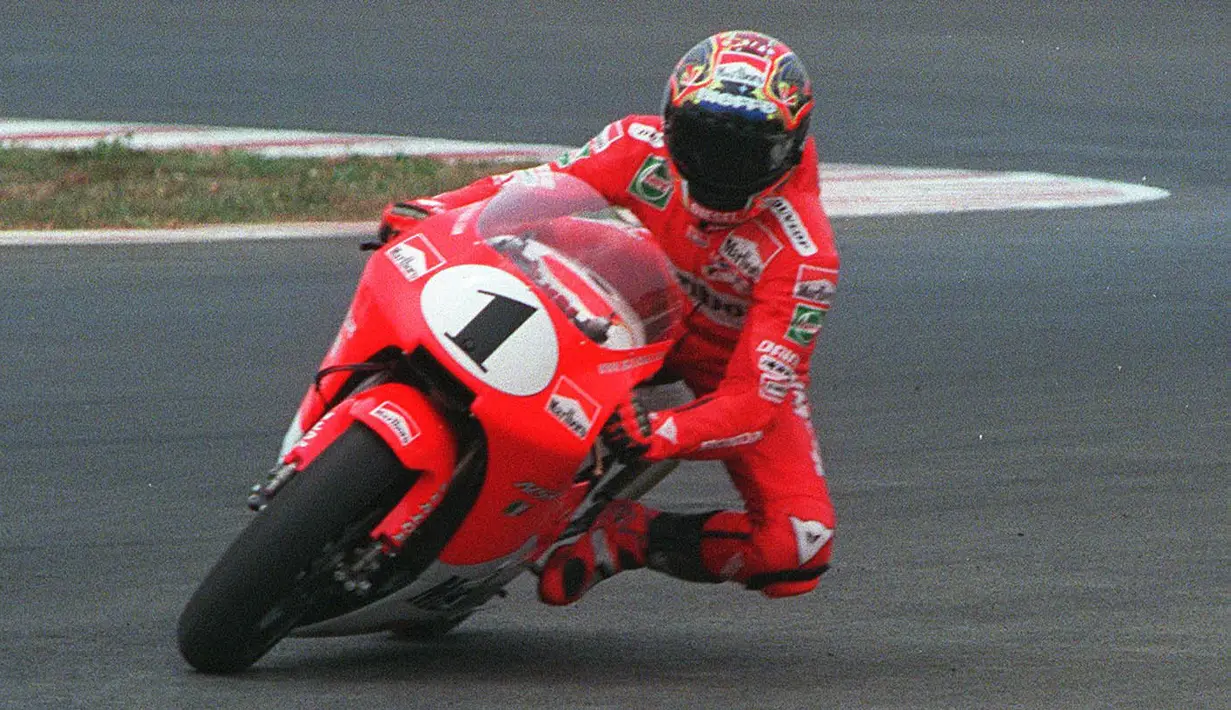 Aksi Max Biaggi saat beraksi di kelas 250cc. (AFP/Kemal Jufri)