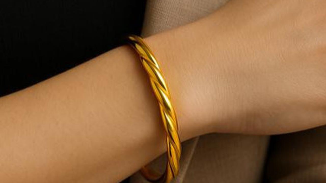8 Inspirasi Gelang Emas Polos 24K, Fashion Item yang Enggak Pernah Ketinggalan Zaman