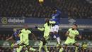 Pemain Everton, Romelu Lukaku (2 kanan) mencoba menyundul bola dari hadangan pemain Manchester City, Eliaquim Mangala (3kanan) pada leg pertama semi-final Piala Liga Inggris di Stadion Goodison Park, Liverpool, Rabu (6/01/2016). (AFP Photo/Paul Ellis)
