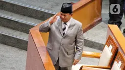 Menteri Pertahanan Prabowo Subianto memberikan isyarat saat mengikuti rapat paripurna bersama DPR di Jakarta, Selasa (6/12/2022). DPR RI menyetujui Rancangan Undang-Undang (RUU) tentang Pengesahan Perjanjian Antara Pemerintah Republik Indonesia dan Pemerintah Republik Singapura tentang Ekstradisi Buronan menjadi Undang-Undang. (Liputan6.com/Angga Yuniar)