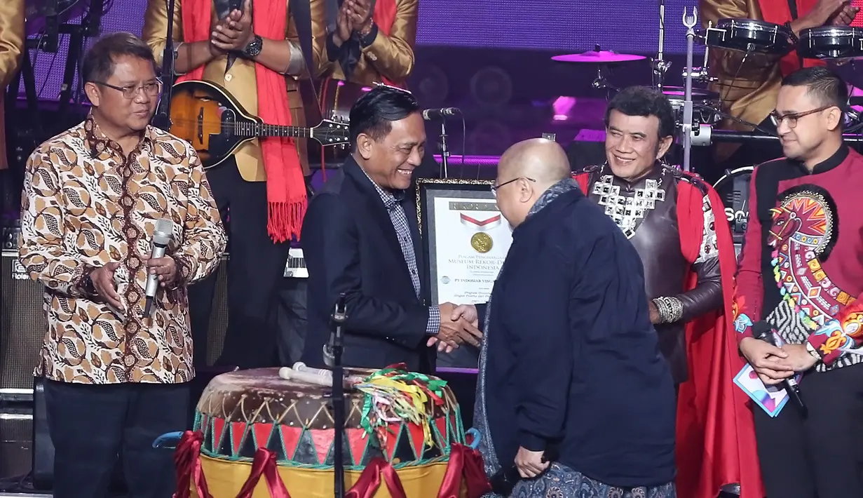 "Ini adalah rekor dunia, dianugerahkan atas rekor program pencarian bakat dengan peserta terbanyak dari provinsi terbanyak, yaitu 34 provinsi. Dianugerahkan ke PT Indosiar Visual Mandiri," ujar Jaya Suprana. (Bambang E Ros/Bintang.com)