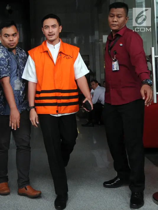 Gubernur Jambi nonaktif Zumi Zola berjalan keluar gedung KPK seusai pemeriksaan, Jakarta, Kamis (26/4). Zumi Zola diperiksa perdana setelah ditahan KPK terkait kasus dugaan penerimaan gratifikasi sejumlah proyek di Provinsi Jambi (Merdeka.com/Dwi Narwoko)