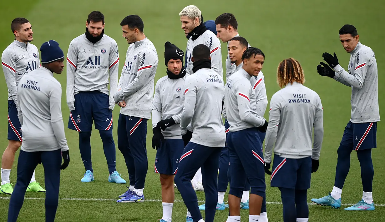 Gelandang PSG Angel Di Maria (kanan) dan para pemain berkumpul di lapangan selama sesi latihan di Camp des Loges Paris Saint-Germain, di Saint-Germain-en-Laye, barat Paris pada 10 Februari 2022. PSG akan menjamu Rennes pada lanjutan Ligue 1, Sabtu 12 Februari 2022 dini hari WIB. (FRANCK FIFE / AFP)
