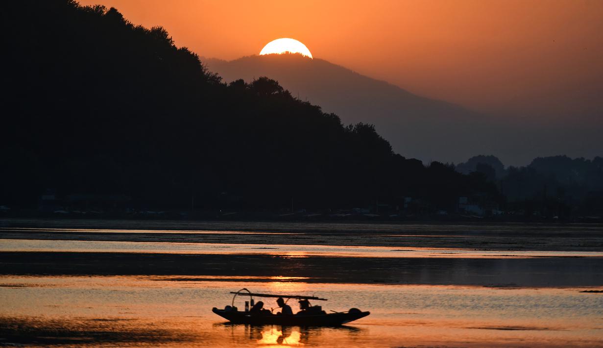 Foto Potret Indah Matahari Terbenam Di Danau Dal Srinagar