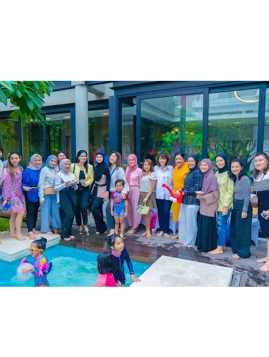Titi Kamal, suami Christian Sugiono, dan kedua anak mereka tampil serasi dengan nuansa warna kuning yang cerah, menambah kesan ceria di hari istimewa tersebut. [@titi_kamall].