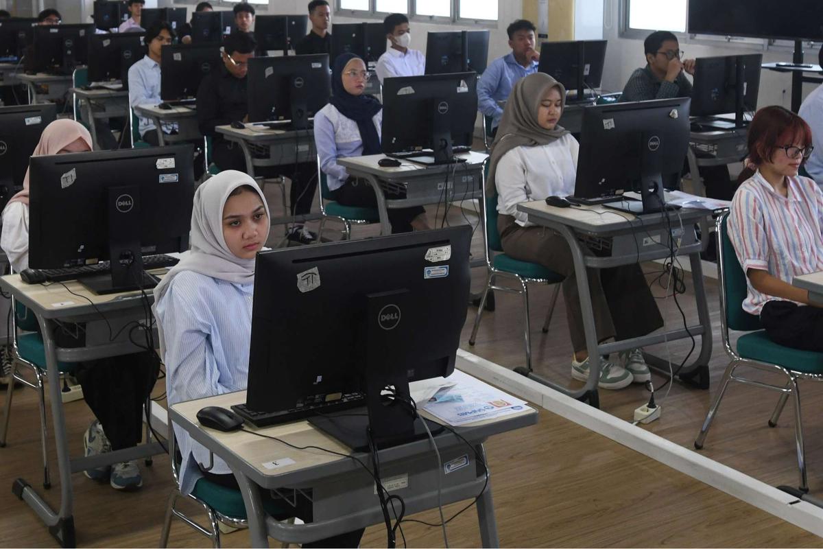Peserta mengikuti UTBK-SNBT di Kampus UPN Veteran