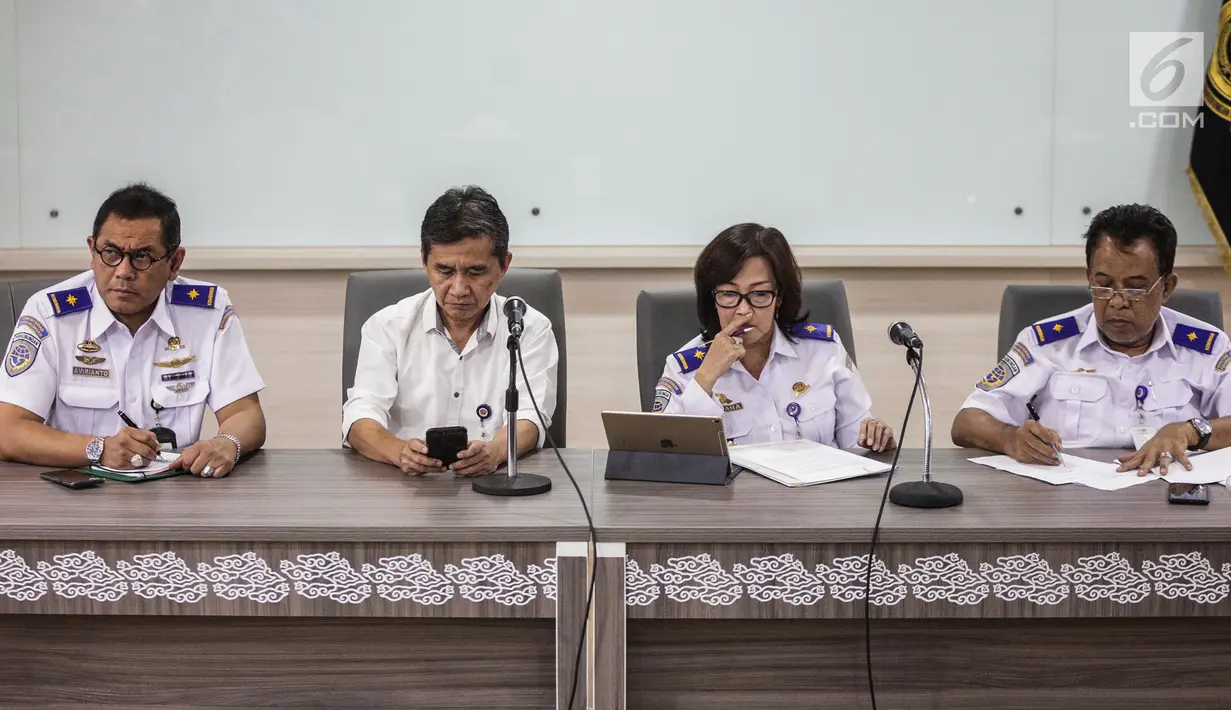 Dirjen Perhubungan Udara Polana B Pramesti (dua kanan) memberikan keterangan terkait harga tiket pesawat di Gedung Kemenhub, Jakarta, Kamis (16/5/2019). Keputusan Menteri Perhubungan menurunkan TBA rute domestik akan dievaluasi setiap tiga bulan atau sewaktu-waktu. (Liputan6.com/Faizal Fanani)
