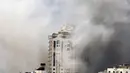 Kepulan asap menutupi langit Palestina setelah militer Israel kembali menghujani kota Gaza pada Sabtu, (9/8/2014). (REUTERS/Suhaib Salem)