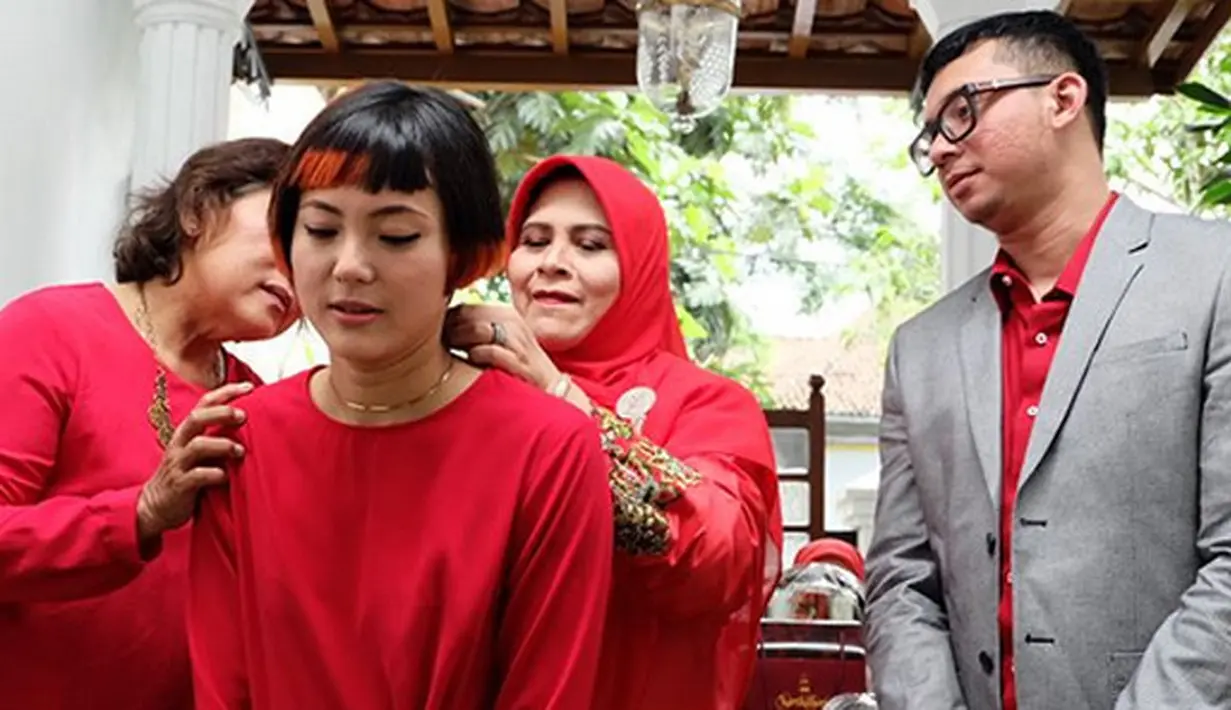 Kabar bahagia diumumkan melalui instagram. Poppy Sovia baru saja resmi dilamar oleh sang kekasih,  Ahmad Gussaoki. Perempuan 33 tahun itu bersyukur lantaran lamaran berjalan lancar. (Instagram/popsovia)