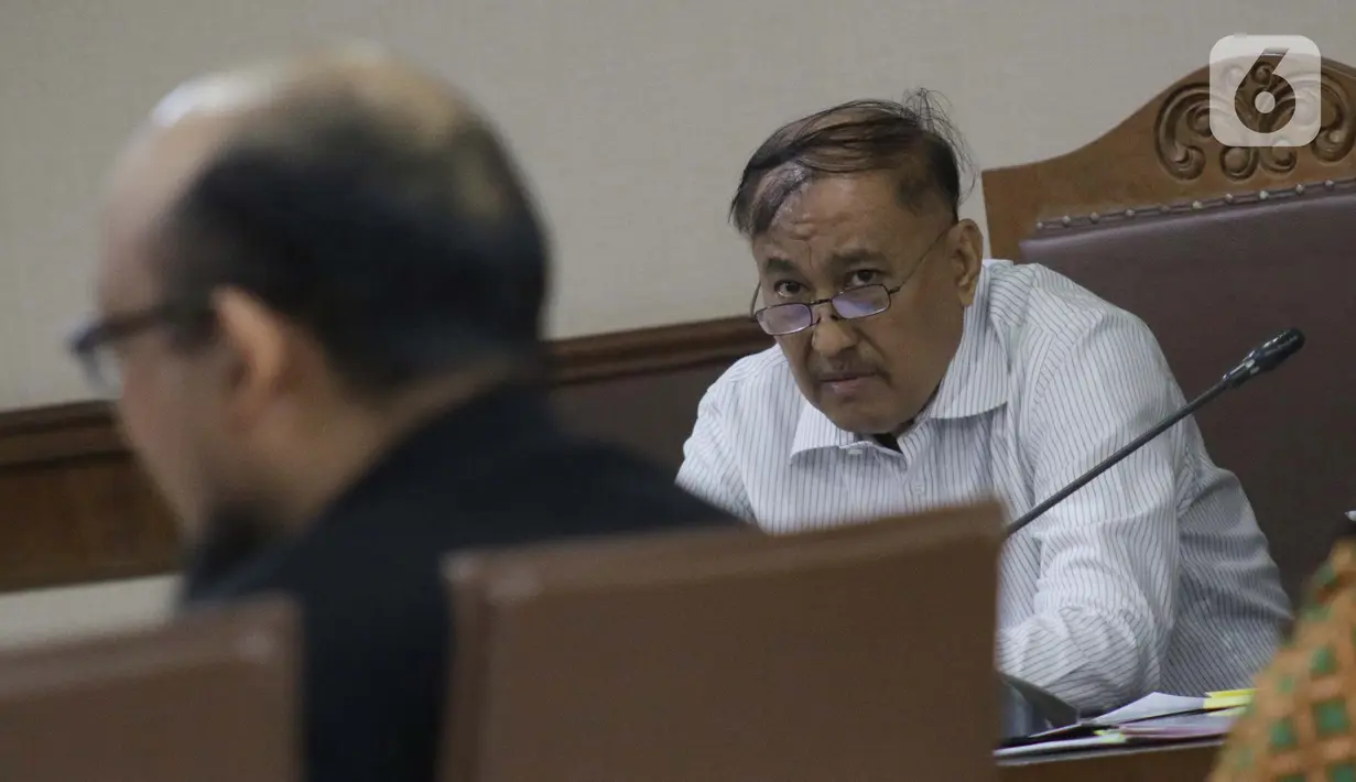 Terdakwa dugaan merintangi pemeriksaan pengadaan E-KTP, Markus Nari menyimak keterangan penyidik senior KPK Novel Baswedan saat sidang lanjutan di Pengadilan Tipikor, Jakarta, Rabu (9/10/2019). (Liputan6.com/Helmi Fithriansyah)