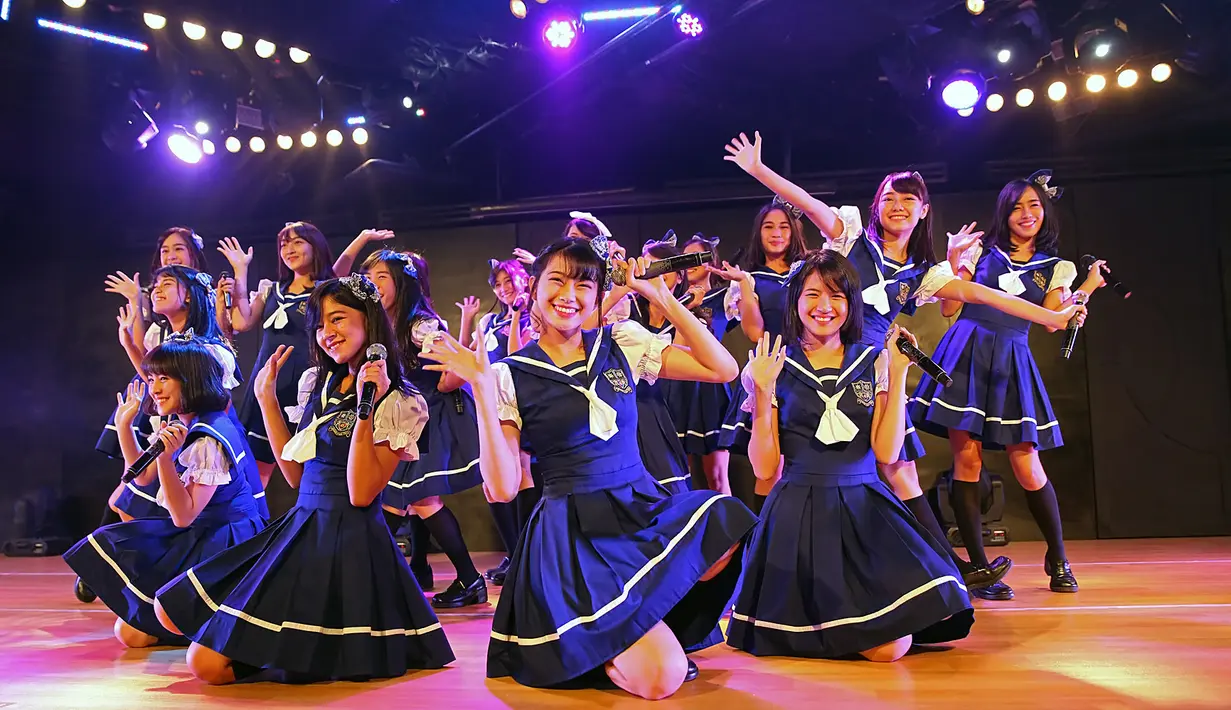 Yang berbeda juga yang membawakan lagu barunya tersebut. 16 member terpilih membawakan single terbarunya grup ini. Hal itu dipilih langsung oleh para penggemarnya dengan cara voting. (Bambang E. Ros/Bintang.com) 