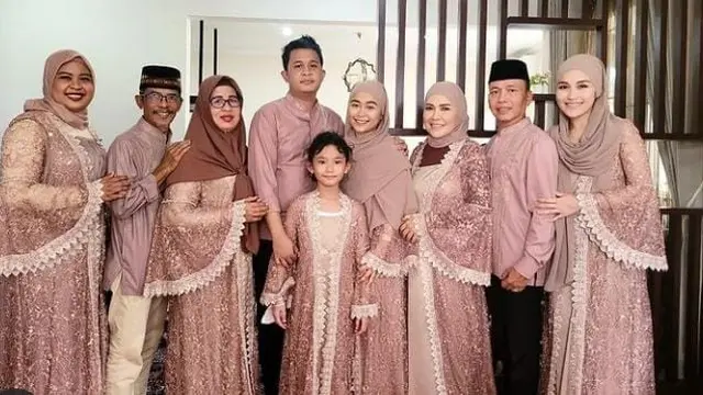 Hijab Ayu Ting Ting di acara syukuran sang adik jadi sorotan