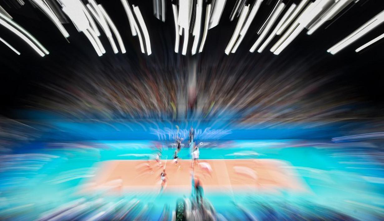 Suasana pertandingan babak perempat final voli putra antara Polandia melawan Slowakia dalam Pesta Olah Raga Eropa 2015 di Baku, Azerbaijan. Rabu (24/6).  (AFP PHOTO/KIRILL KUDRYAVTSEV)