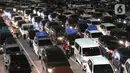 <p>Seorang pria sambil menggendong anak melintas di antara mobil pribadi yang akan menyeberang ke Pulau Sumatera terjebak kemacetan sebelum masuk ke kapal "Roll on-Roll off" (RoRo) di Pelabuhan Merak, Banten, Kamis (28/4/2022). Jelang hari raya Idul Fitri, pemudik dengan kendaraan bermotor mulai memadati Pelabuhan Merak. Penumpukan kendaraan ini menyebabkan terjadinya antrean kendaraan yang panjang. (Liputan6.com/Angga Yuniar)</p>