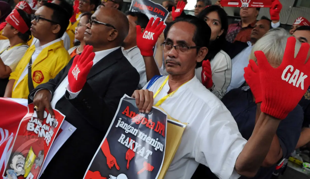 Massa GAK mengenakan sarung tangan merah saat berunjuk rasa di depan Gedung KPK, Jakarta, Kamis (11/2/2016). Massa menuntut DPR untuk menolak Revisi UU KPK karena dinilai hanya akan melemahkan kinerja KPK. (Liputan6.com/Helmi Afandi)