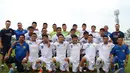 Skuad Persib U-21 bersama Pelatihnya, Jaino Matos dan staf pelatih Barcelona Antoni (Kanan) dan Javier (Kiri) berposes sebelum pertandingan persahabatan dengan tim artis dari Head & Shoulders. (Liputan6.com/GilarDhani)