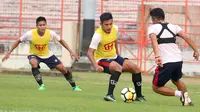 Pemain Madura United menjalani sesi latihan setelah libur Lebaran selama hampir dua pekan. (Bola.com/Aditya Wany)