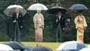 Kaisar Jepang Akihito (kiri) dan Permaisuri Michiko (dua kiri) menyambut para tamu saat pesta taman musim gugur di taman kekaisaran Akasaka Palace, Tokyo, Jumat (9/11). (AP Photo/Eugene Hoshiko)