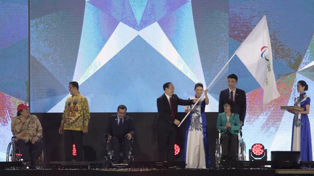 Perwakilan dari China menerima bendera pada upacara penutupan Asian Para Games di Stadion Madya Senayan, Jakarta, Sabtu (13/10).(Bola.com/Vitalis Yogi Trisna)