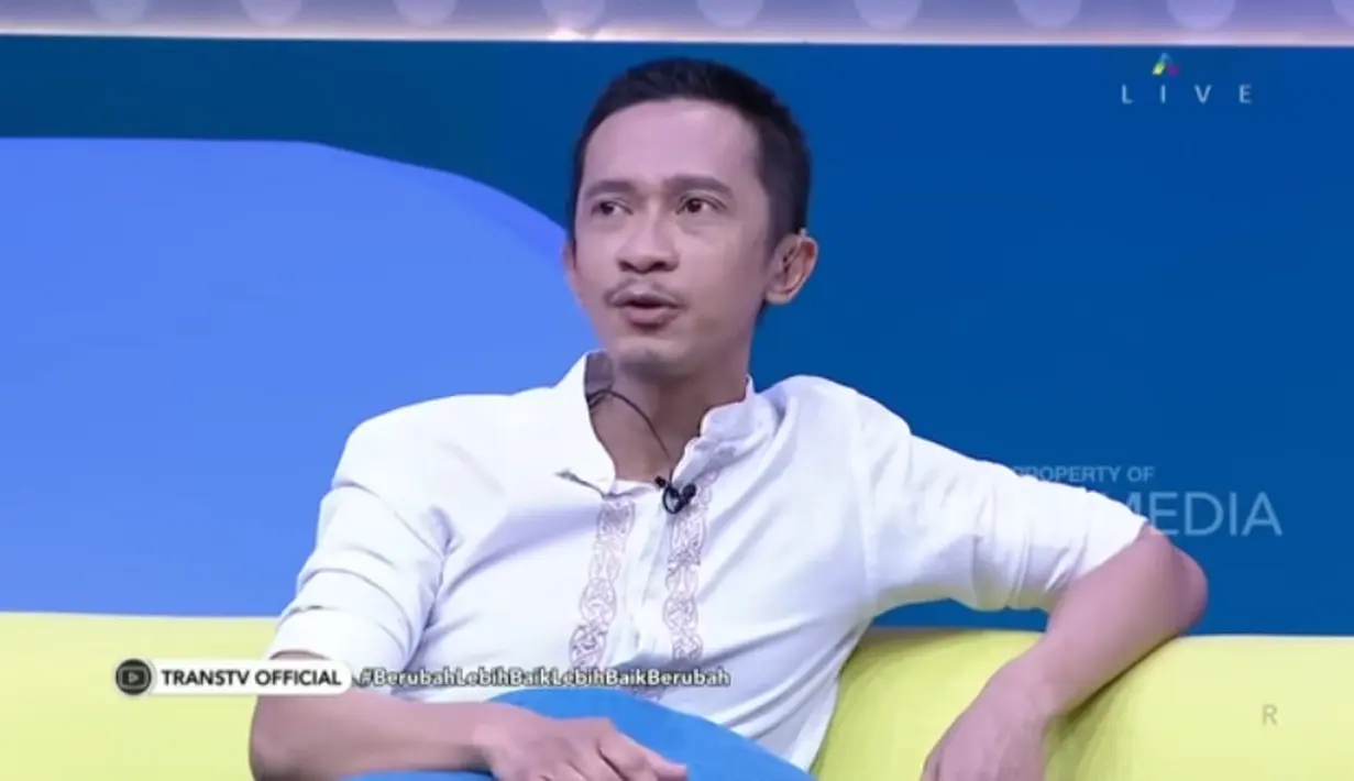 Hal itu diungkapkan oleh Aming saat menjadi bintang tamu yang dipandu Ruben Onsu, Ivan Gunawan, Ayu Ting Ting dan Wendi. Aming mengaku tidak ada yang mengenalinya saat penampilan baru. [Youtube/TRANS TV Official]