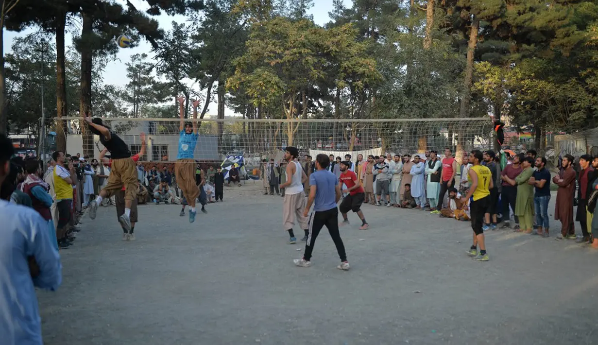 Para pemuda bermain bola voli di Shahr-e Naw Park, Kabul, Afghanistan, 9 September 2021. Taliban menguasai Afghanistan setelah pasukan Amerika Serikat meninggalkan negara tersebut. (HOSHANG HASHIMI/AFP)