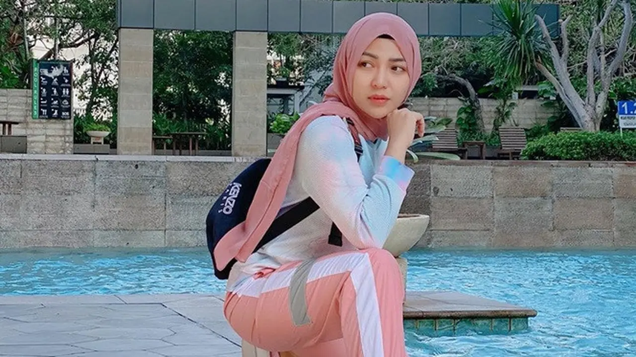 5 Potret Chacha Sherly Eks Trio Macan Tampil Sporty dengan Hijab, Curi Perhatian