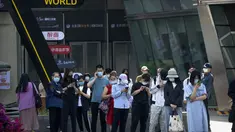 Orang-orang yang memakai masker berbaris untuk tes COVID-19 pada hari ketiga berturut-turut dari pengujian virus corona massal di Beijing, Kamis (5/5/2022). Ibu kota China Beijing pada Kamis (5/5) mulai melonggarkan aturan karantina untuk kedatangan dari luar negeri. (AP Photo/Mark Schiefelbein)