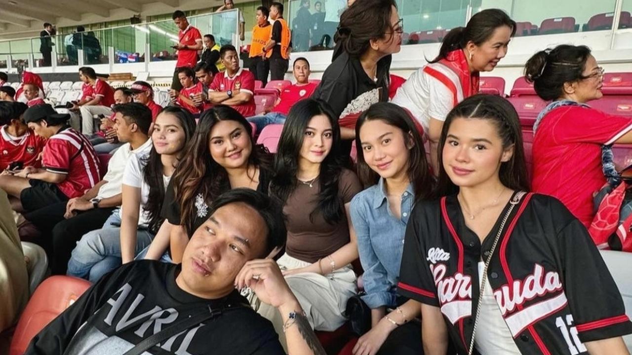 Begini keseruan Zize saat menonton di tribun bersama teman-temannya yang selalu solid. Meskipun tidak mengenakan jersey Timnas, Zize tetap totalitas dalam memberikan dukungan.<br><br>