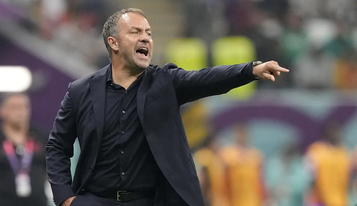<p>Pelatih kepala Jerman, Hansi Flick memberikan instruksi ke pemainnya saat matchday ketiga Grup E Piala Dunia 2022 melawan Kosta Rika di Al Bayt Stadium, Jumat (01/12/2022). (AP/Martin Meissner)</p>