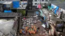 Petugas penyelamat mencari korban di lokasi ambruknya bangunan perumahan di pinggiran Mumbai, India, Minggu (31/7). Sebuah bangunan perumahan ambruk akibat hujan lebat dan menewaskan sembilan orang termasuk empat anak-anak. (REUTERS / Shailesh Andrade)