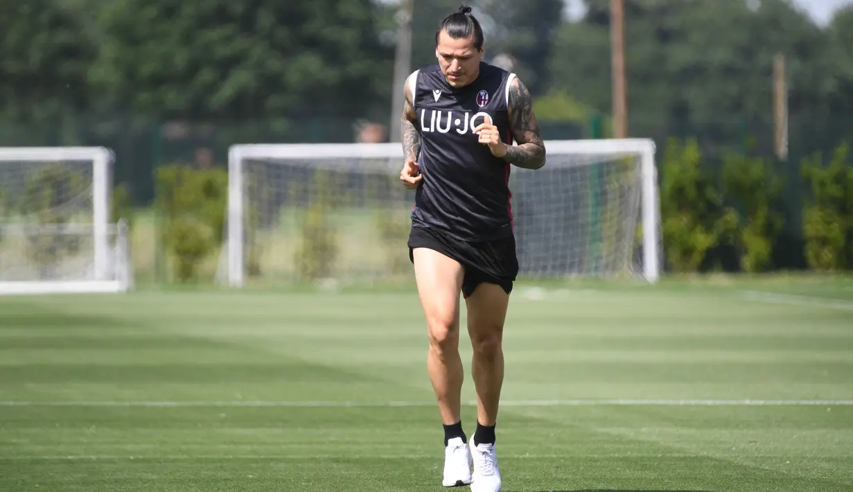 Pemain Bologna Federico Santander mengikuti sesi latihan di Bologna, Italia (5/5/2020). Selain itu, mulai 18 Mei setiap tim dapat menggelar kembali latihan secara berkelompok dan bersiap untuk melanjutkan kembali pertandingan Serie A. (Xinhua/Gianni Schicchi)