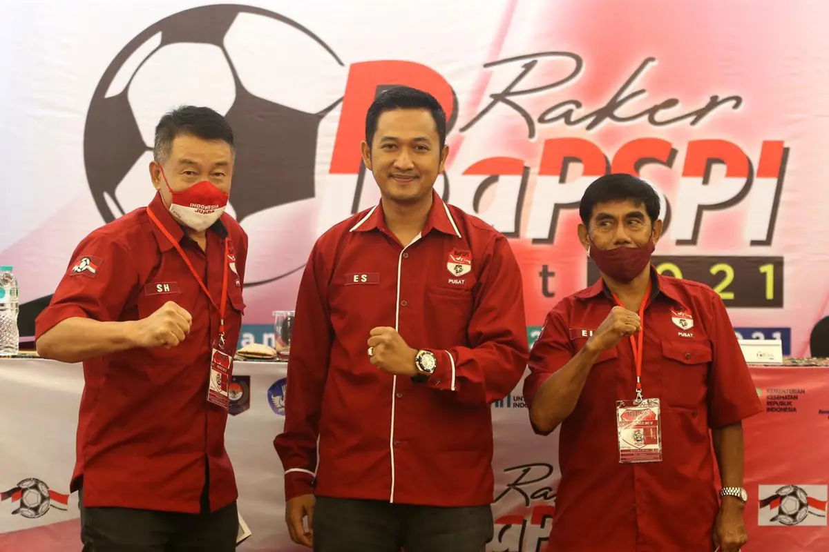 Ketua Badan Pembinaan Sepak Bola Prestasi Indonesia (BaPSPI), Eko Setyawan (tengah).