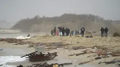 Puing-puing kapal terbalik terdampar di pantai dekat Cutro, Italia selatan, Minggu, 26 Februari 2023. Setidaknya 59 imigran, termasuk 11 anak-anak dan seorang bayi yang baru lahir, meninggal dan puluhan lainnya diselamatkan setelah kapal mereka yang kelebihan muatan tenggelam. (Antonino Durso/LaPresse via AP)