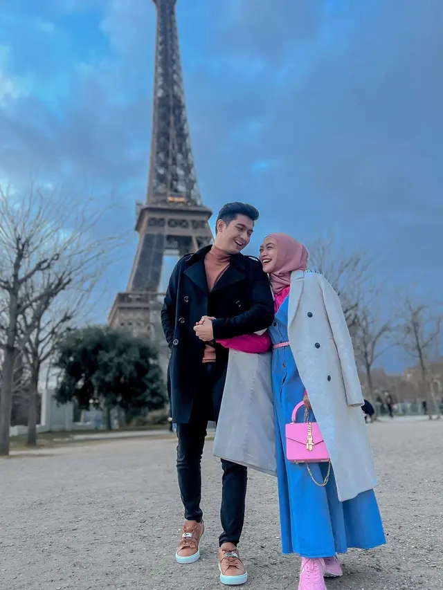 6 Potret Mesra Ria Ricis dan Teuku Ryan di Paris, Dikabarkan Hamil Anak Pertama