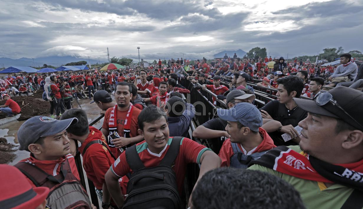 Suporter Timnas Indonesia berbincang menanti dibukannya pintu masuk Stadion Pakansari, Bogor, (03/12/2016). (Bola.com/Peksi Cahyo)