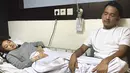 Tiba-taba badan lemas disertai demam, Sarwendah harus dilarikan ke rumah sakit. Kabar itu terlihat dari akun Instagramnya yang sedang terbaring di rumah sakit. Sang suami, Ruben Onsu setia mendampingi meski terlihat capek. (Instagram/sarwendah29)