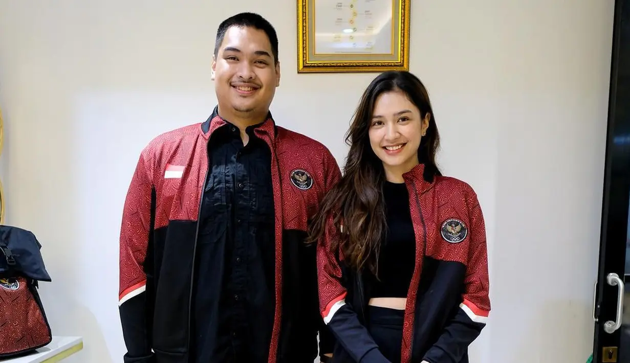 <p>Momen lain memperlihatkan Mikha tampil dengan jaket seragam Kemenpora dan crop top. [Foto: IG/miktambayong].</p>
